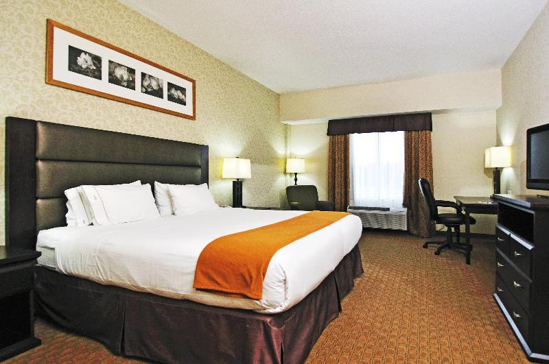 Holiday Inn Express and Suites Ottawa Airport