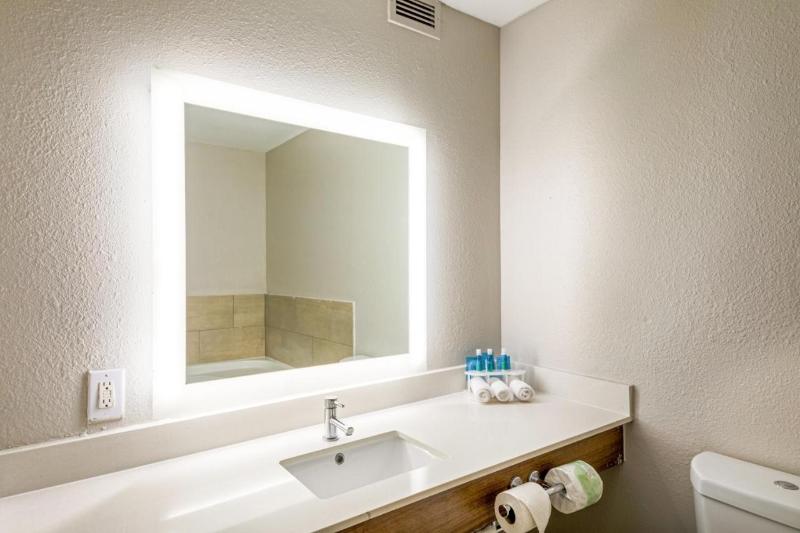Holiday Inn Express and Suites Columbus image