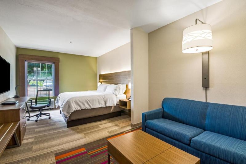 Holiday Inn Express and Suites Columbus image