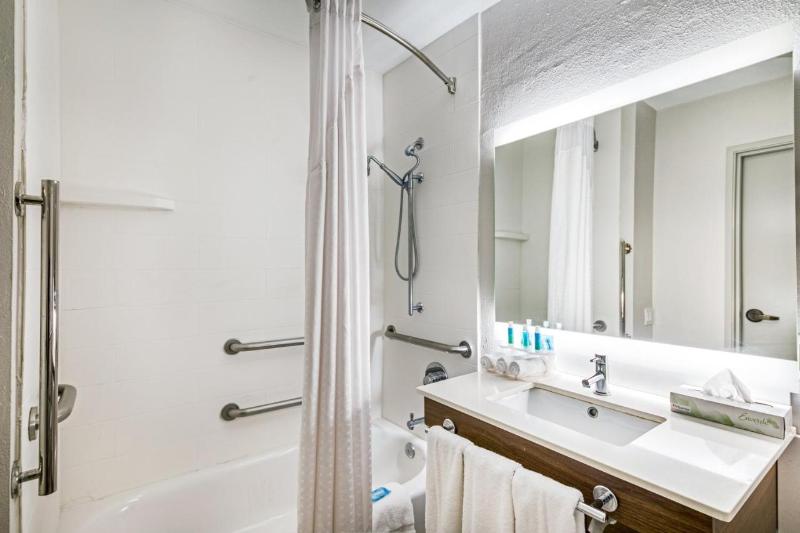 Holiday Inn Express and Suites Columbus image