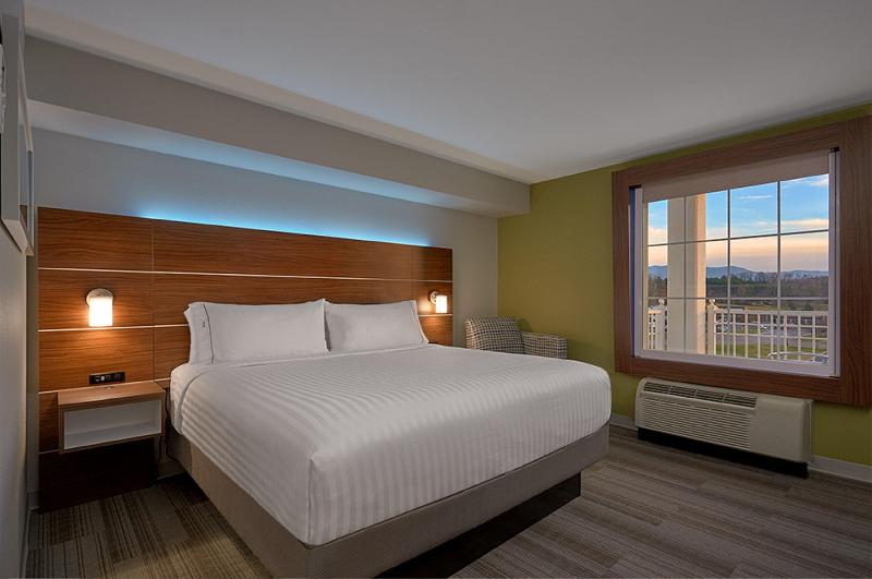 Holiday Inn Express Pigeon Forge Sevierville photo 13