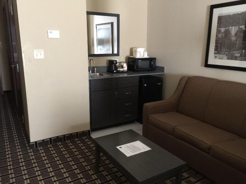 Comfort Suites Uniontown image