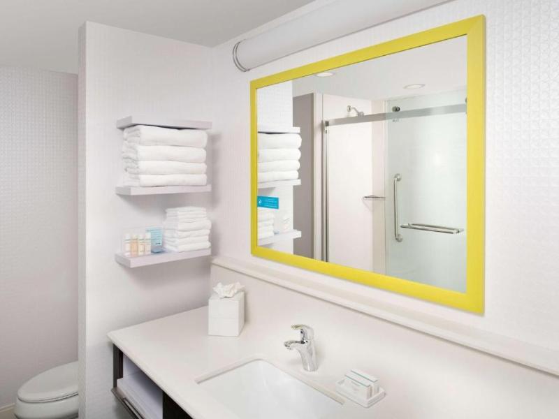 Hampton Inn Miami Airport East image