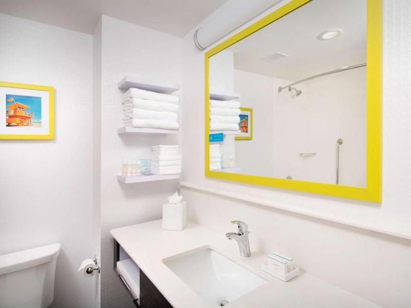 Hampton Inn Miami Airport East image