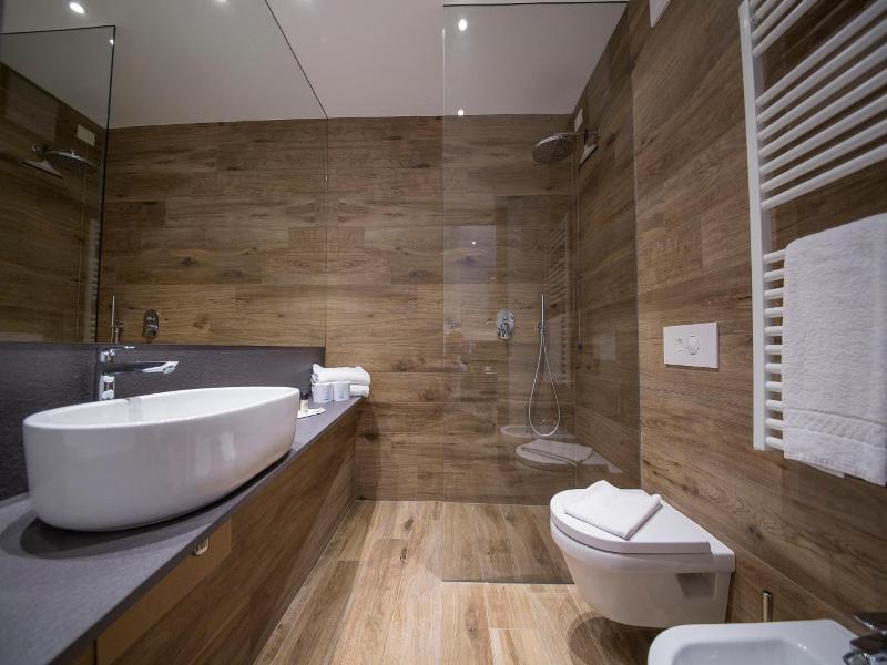 Riva Lake Lodge image