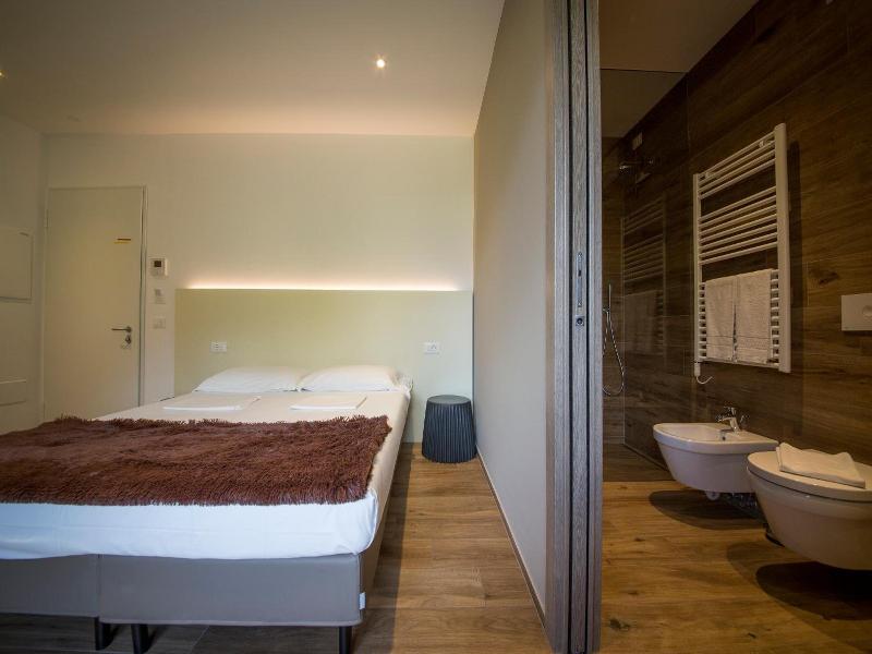 Riva Lake Lodge image