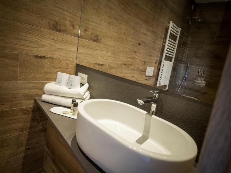Riva Lake Lodge image