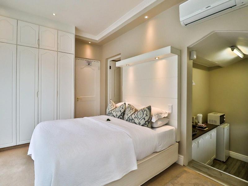 Hermanus Beachfront Lodge image