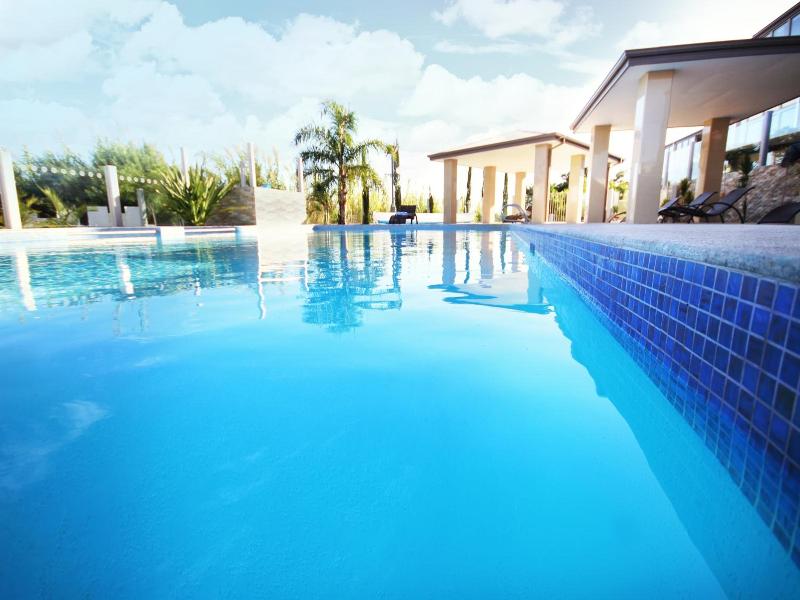 Swan River Hotel image