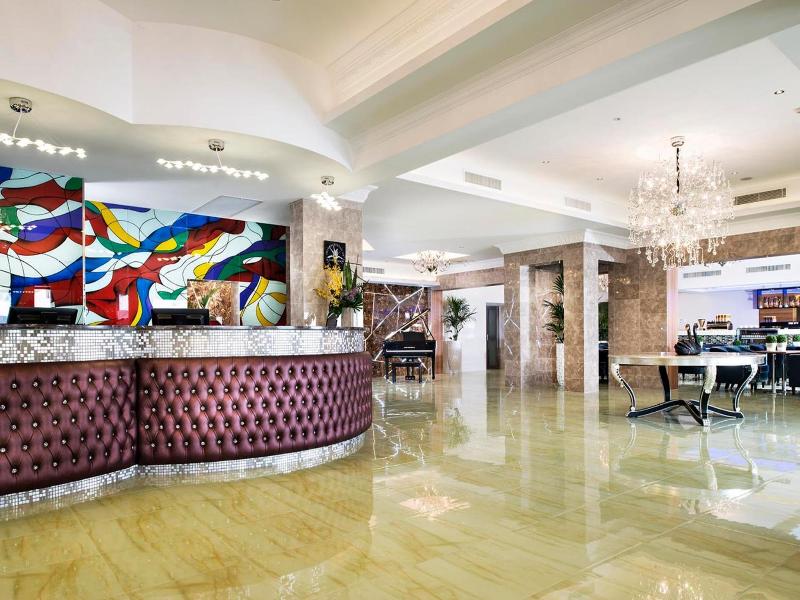 Swan River Hotel image