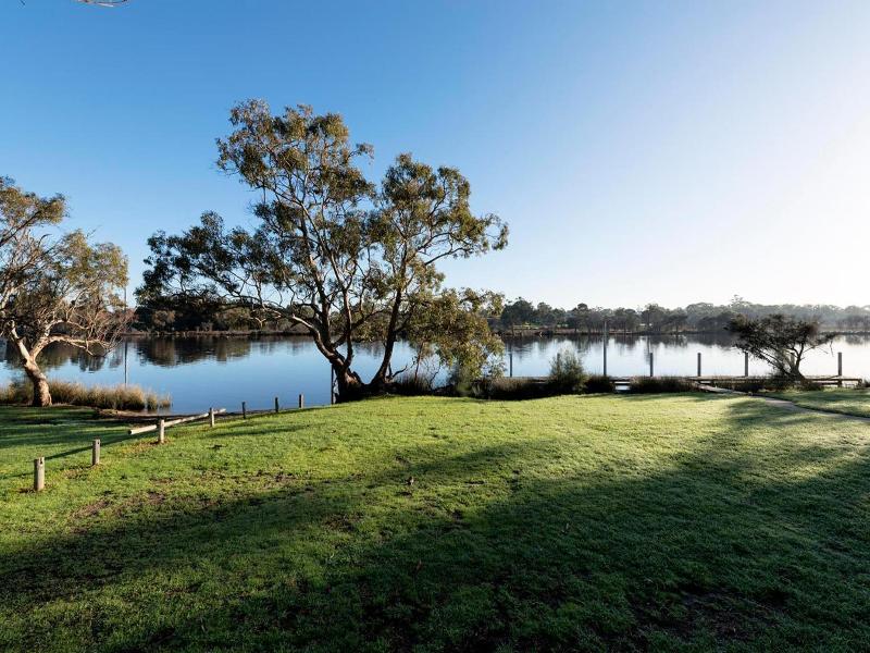 Swan River Hotel image