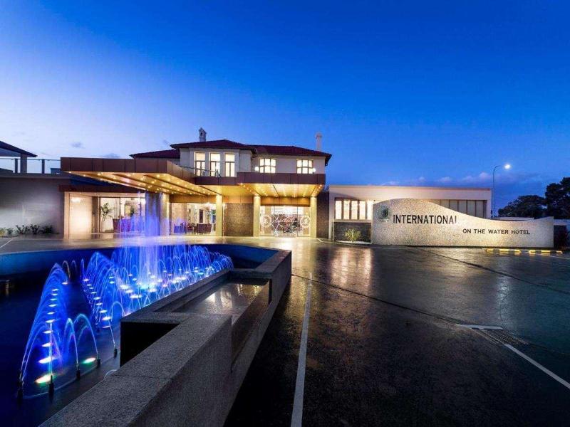 Swan River Hotel image