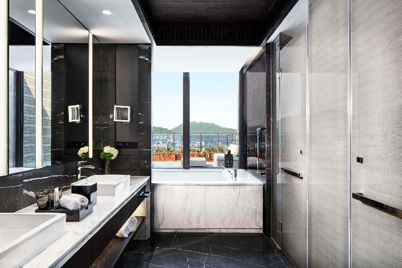 Hilton Ningbo Dongqian Lake image