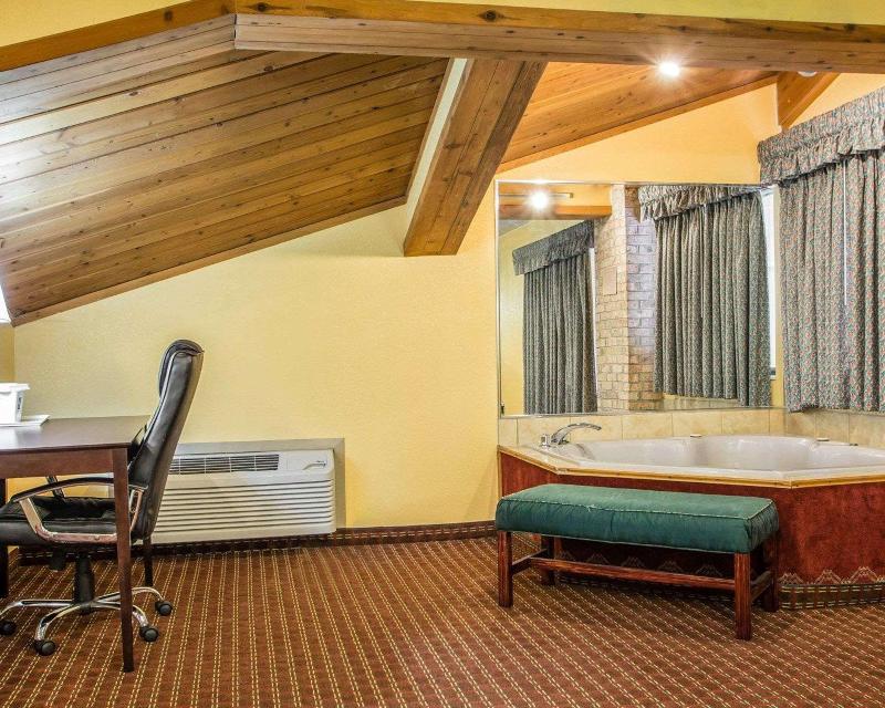 1 King Bed, Suite, Non-Smoking