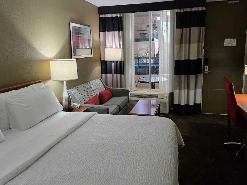 1 King Bed, Mobility Accessible Room, Bathtub W/ Grab Bars, Poolside, NS