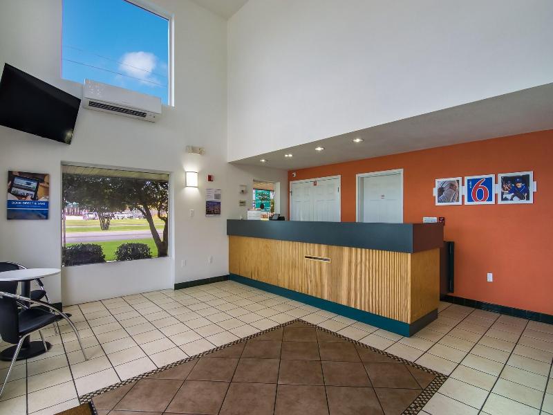 Motel 6 Pensacola - Nas