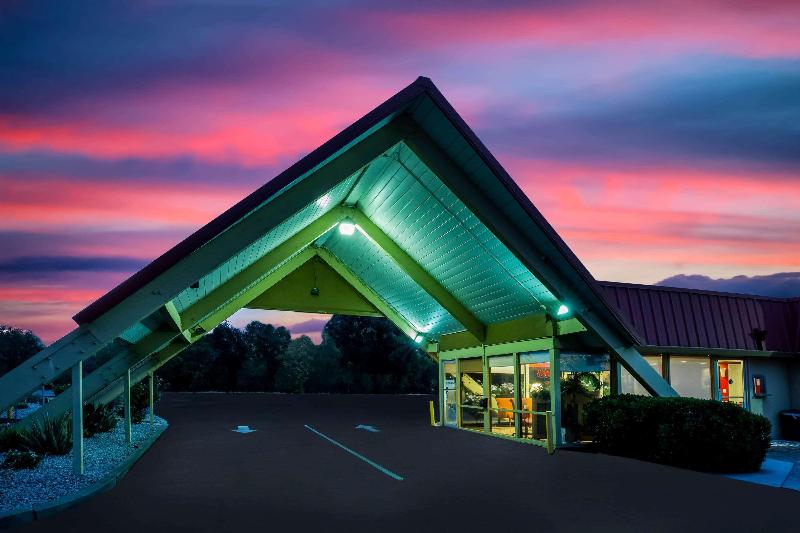 Travelodge by Wyndham Red Bluff South of Redding image