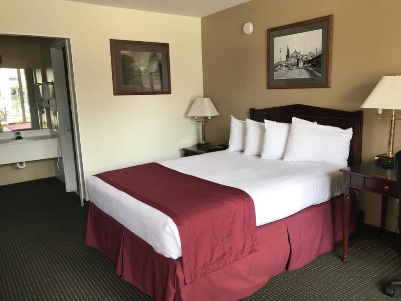 Carmel Inn Suites 5