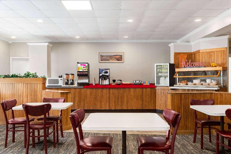 Ramada by Wyndham Richland Center image 1