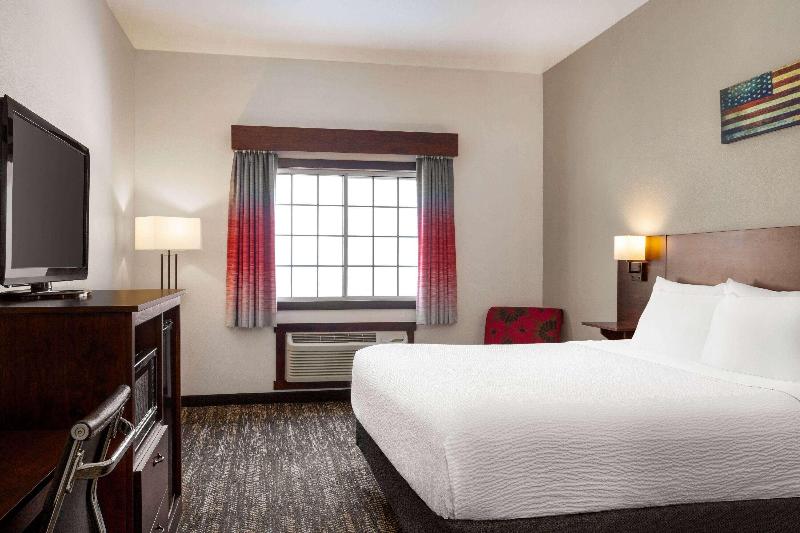 Ramada by Wyndham Richland Center image