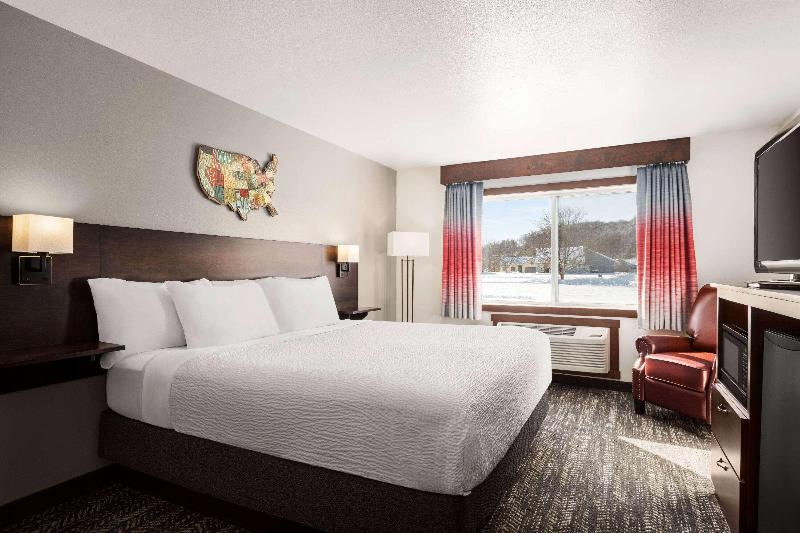 Ramada by Wyndham Richland Center image