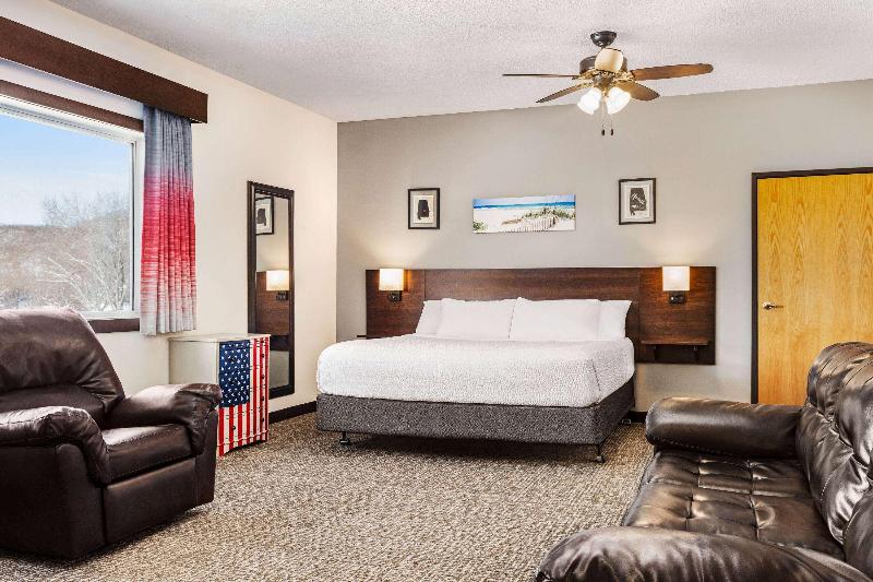 Ramada by Wyndham Richland Center image