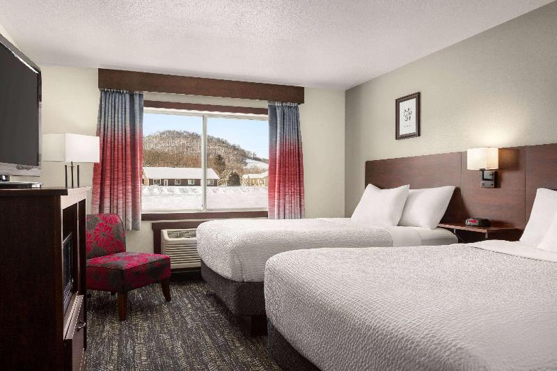 Ramada by Wyndham Richland Center image