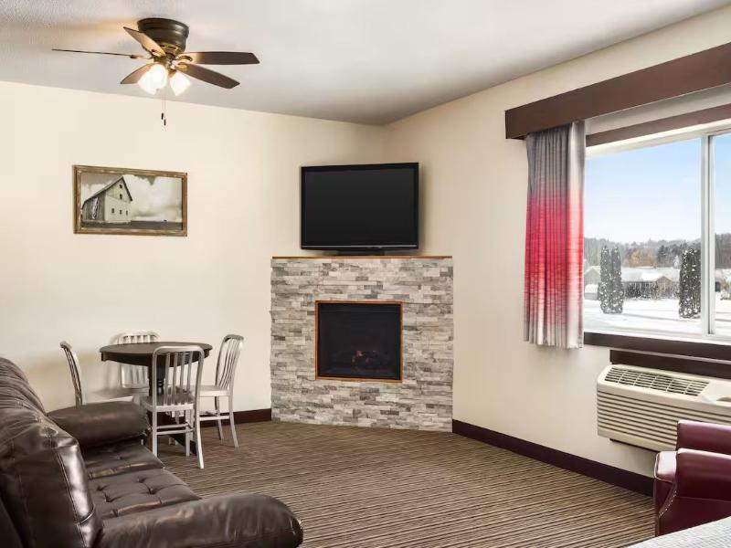 Ramada by Wyndham Richland Center image