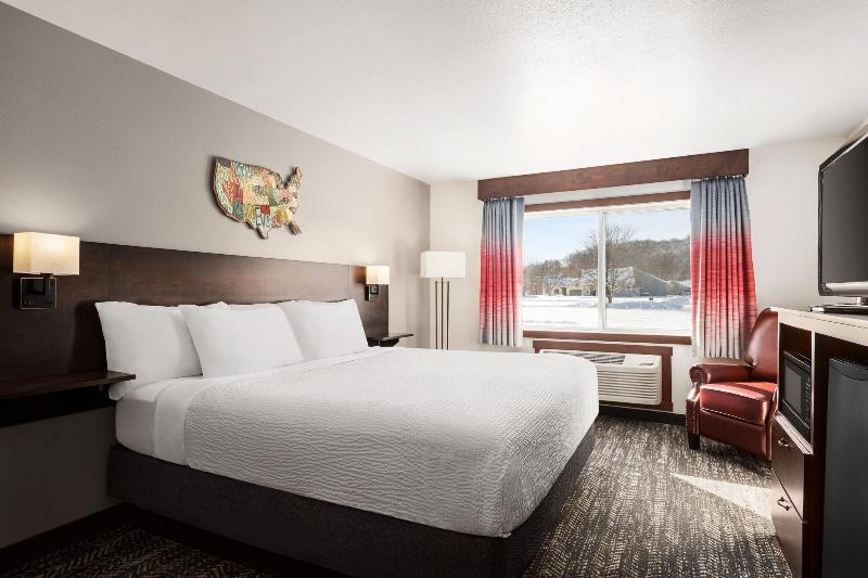 Ramada by Wyndham Richland Center image