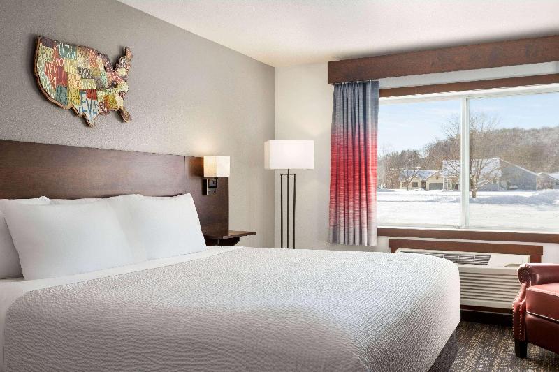 Ramada by Wyndham Richland Center image