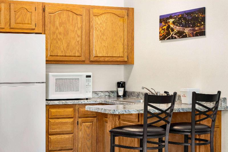 Ramada by Wyndham Richland Center image