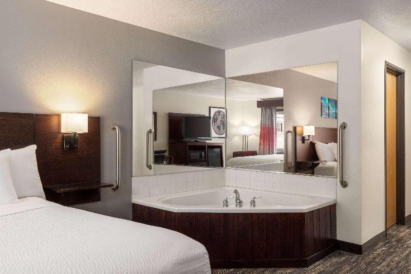 Ramada by Wyndham Richland Center image