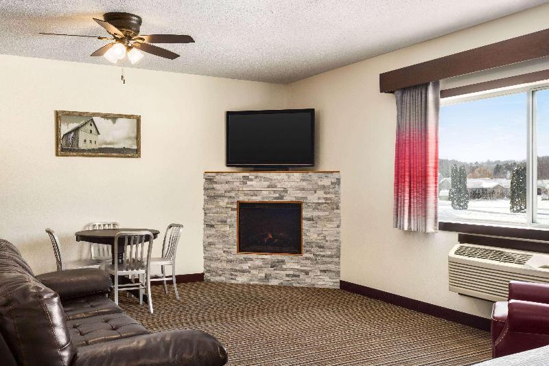 Ramada by Wyndham Richland Center image 2