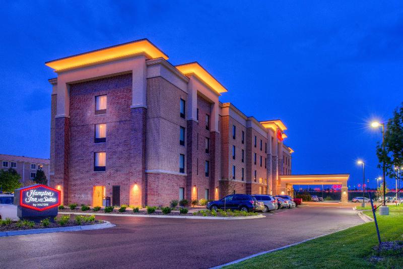 Hampton Inn & Suites Wixom image