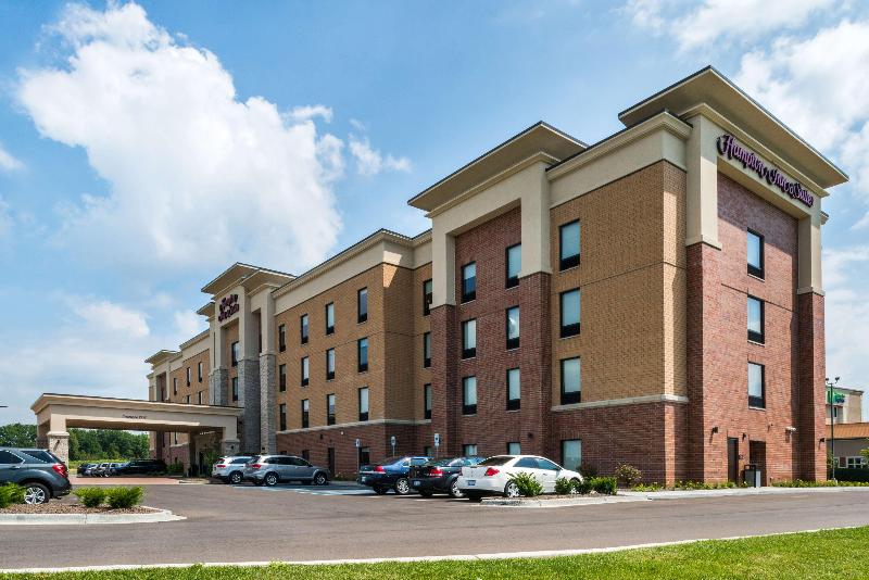 Hampton Inn & Suites Wixom image