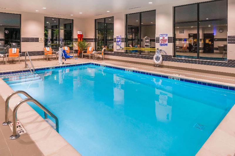Hampton Inn & Suites Wixom image