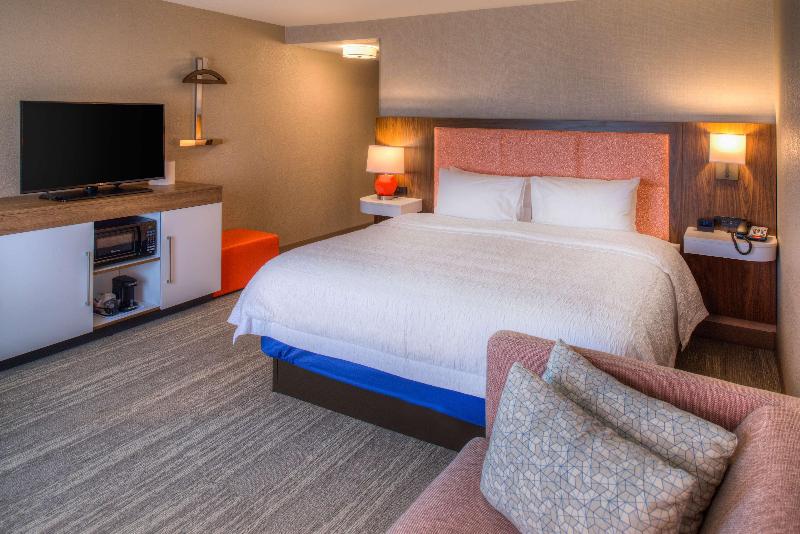 Hampton Inn & Suites Wixom image