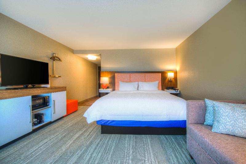Hampton Inn & Suites Wixom image