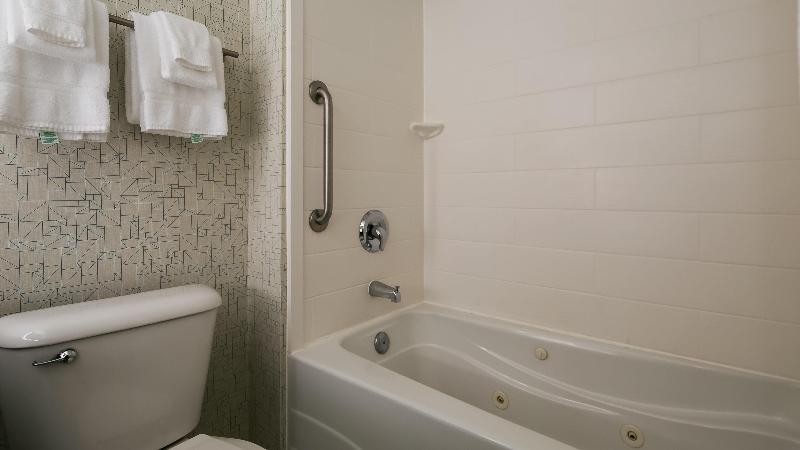 Holiday Inn Express & Suites Everett image