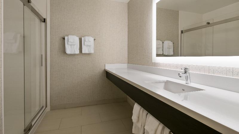 Holiday Inn Express & Suites Everett image