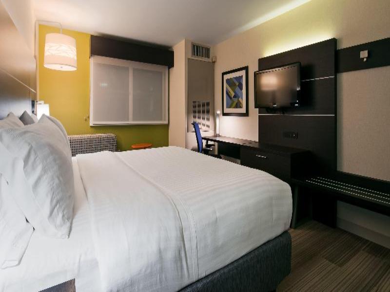 Holiday Inn Express & Suites Everett image