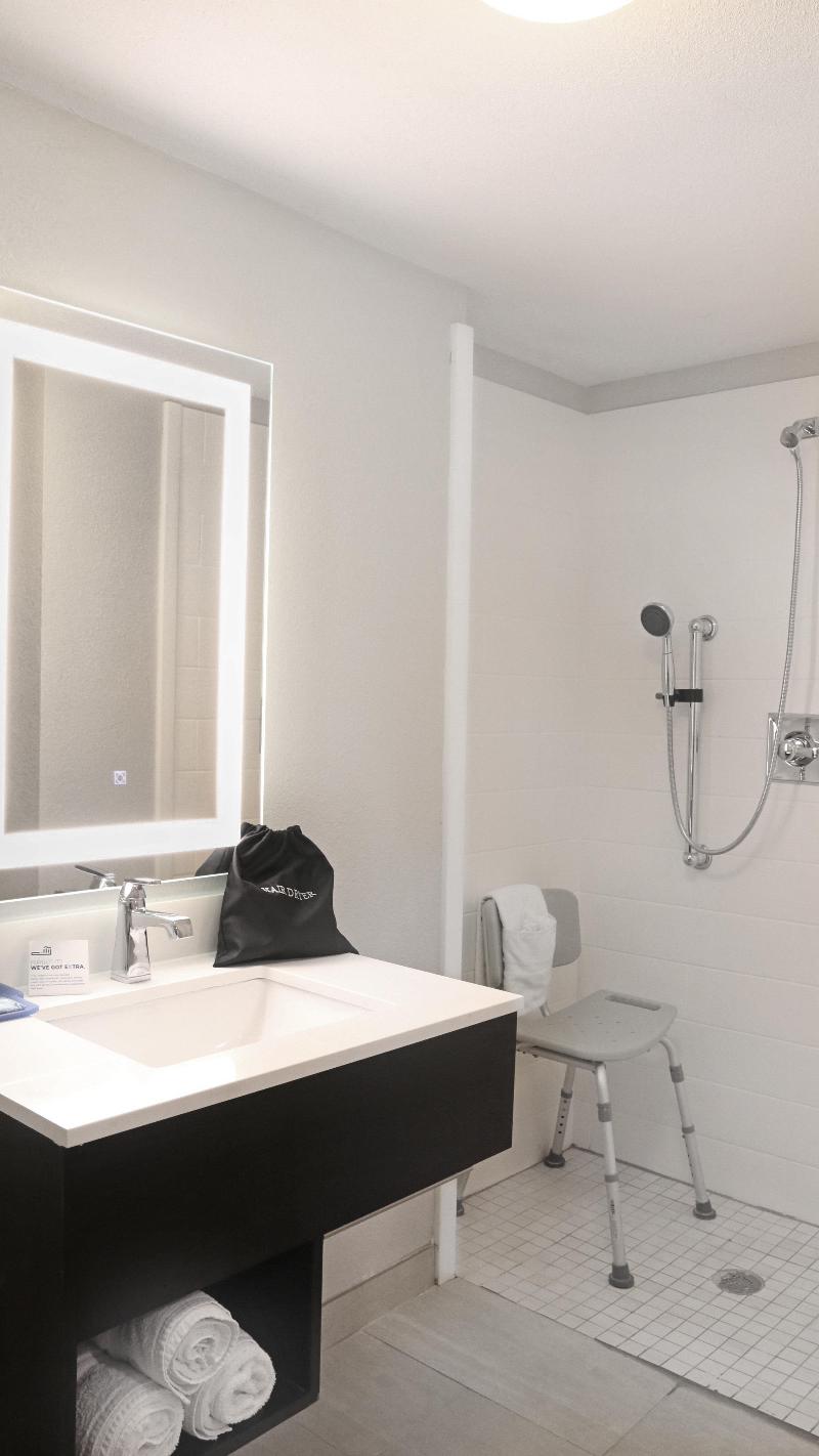 Holiday Inn Express New Orleans East photo 15