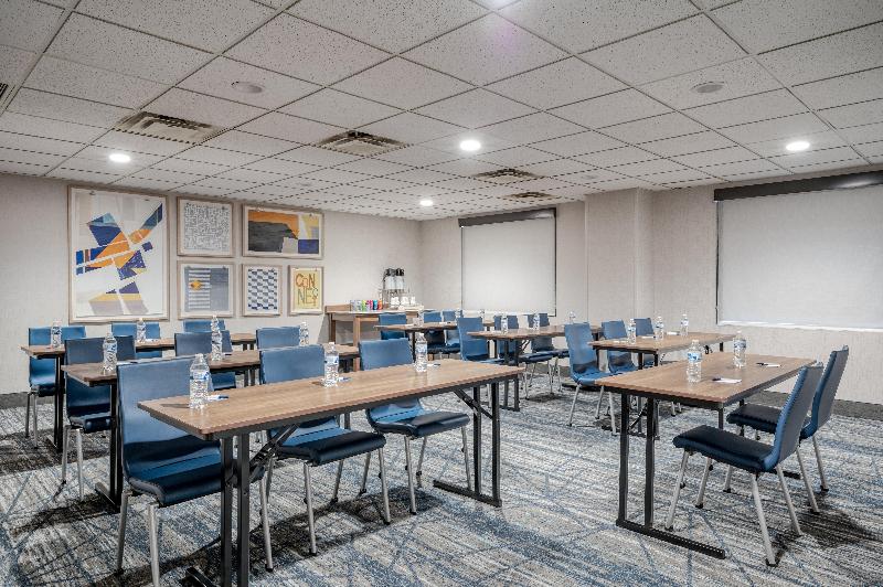 Holiday Inn Express & Suites Columbus Airport IHG image