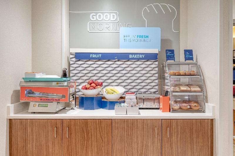 Holiday Inn Express & Suites Columbus Airport IHG image