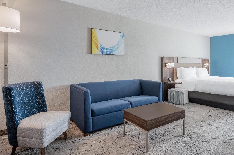 Holiday Inn Express & Suites Columbus Airport IHG image