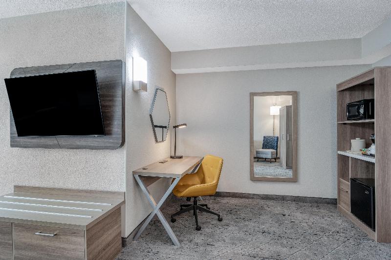 Holiday Inn Express & Suites Columbus Airport IHG image