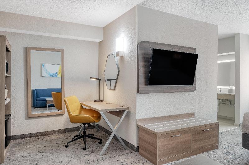 Holiday Inn Express & Suites Columbus Airport IHG image