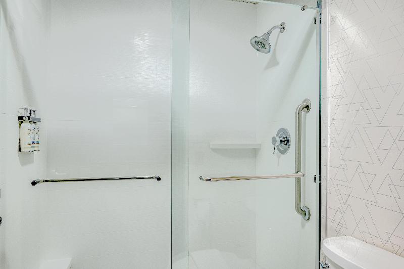 Holiday Inn Express & Suites Columbus Airport IHG image