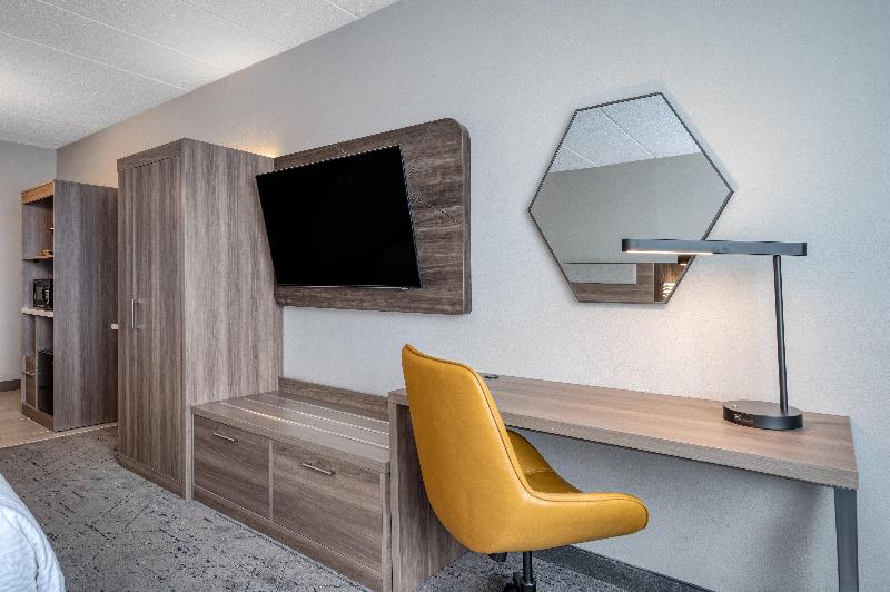 Holiday Inn Express & Suites Columbus Airport IHG image