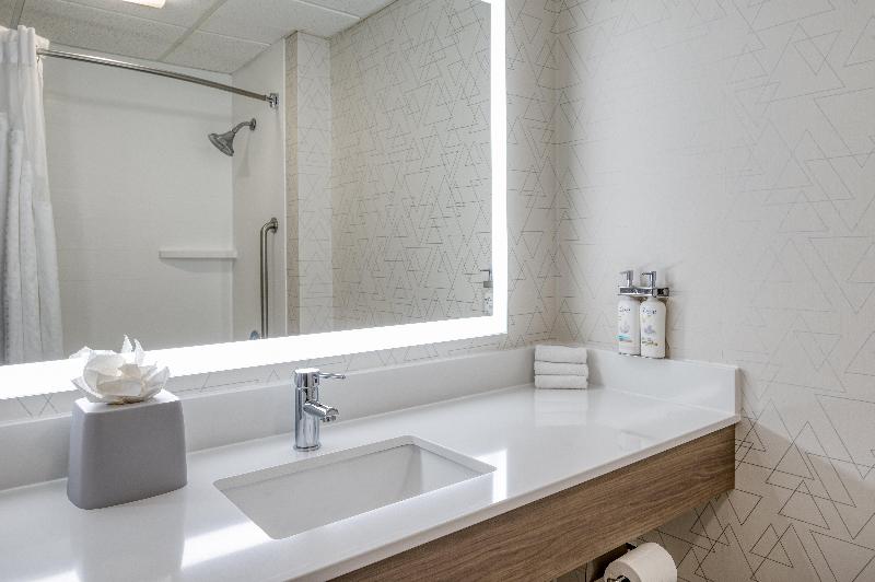 Holiday Inn Express & Suites Columbus Airport IHG image
